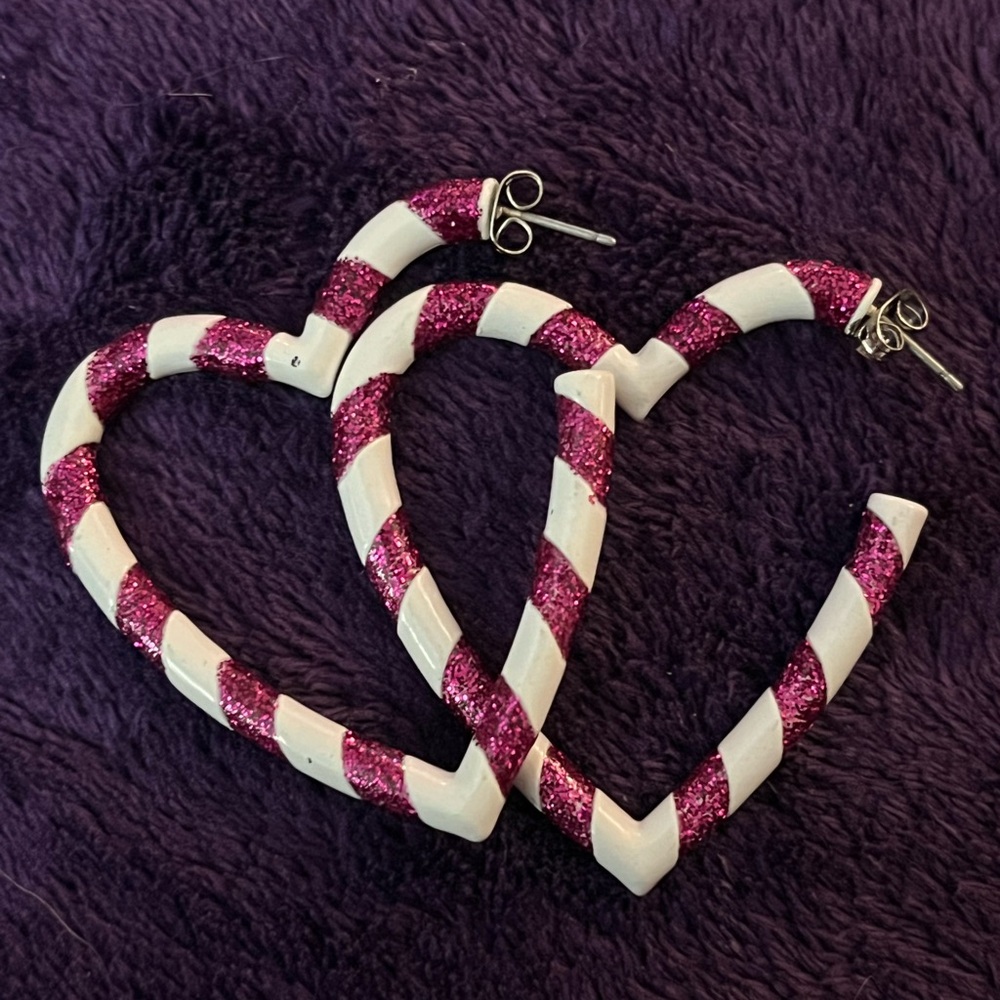 🆕Heart earrings brightly colored in white and purple stripes. NIB.